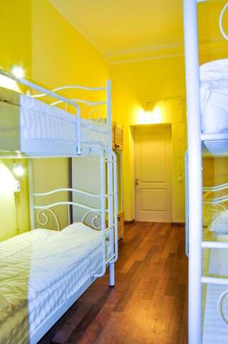 Хостелы FACTORY Hostel Киев Спальное место на двухъярусной кровати в общем 6-местном номере для мужчин и женщин-3
