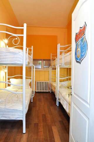 Хостелы FACTORY Hostel Киев Спальное место на двухъярусной кровати в общем 6-местном номере для мужчин и женщин-5