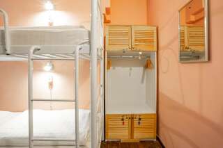 Хостелы FACTORY Hostel Киев Спальное место на двухъярусной кровати в общем четырехместном номере для женщин-3